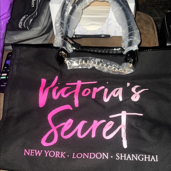 Victoria's Secret Handbags - NWOT Victoria's Secret Black and Pink Canvas Tote